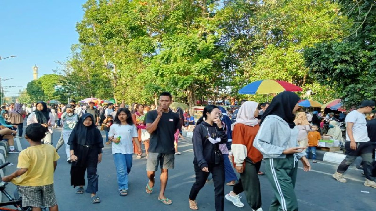 Sejumlah warga beraktivitas dalam kegiatan CFD (car free day) di Jalan Udayana Kota Mataram, Provinsi Nusa Tenggara Barat yang dilaksanakan setiap hari Minggu pukul 06.00-09.00 WITA. (ANTARA/Nirkomala)