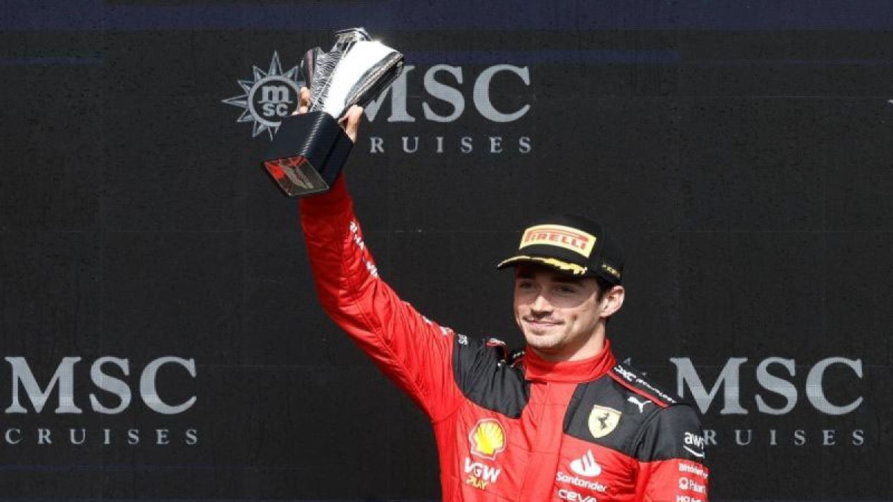 Pembalap Ferrari Charles Leclerc merayakan podium GP Belgia di Sirkuit Spa-Francorchamps pada Minggu (30/7/2023). (ANTARA/AFP/KENZO TRIBOUILLARD)