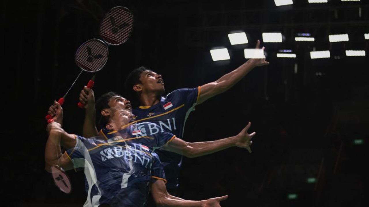 Foto arsip - Chico Aura Dwi Wardoyo melakukan smes ke arah lawannya pebulu tangkis Singapura Loh Kean Yew dalam babak pertama (32 besar) turnamen Indonesia Open 2023 di Istora Senayan, Jakarta, Rabu (14/6/2023). ANTARA FOTO/Aditya Pradana Putra/aww.