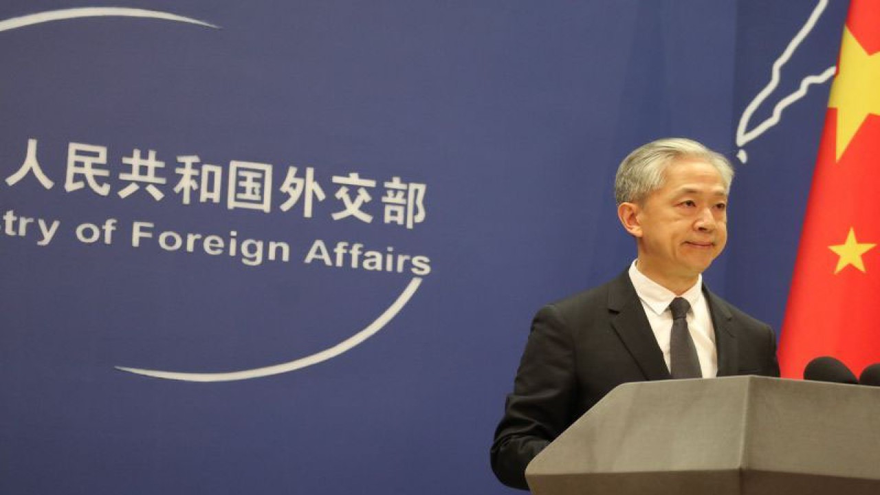Juru Bicara Kementerian Luar Negeri China Wang Wenbin saat menyampaikan keterangan kepada media di Beijing, China pada Rabu (11/10). (ANTARA/Desca Lidya Natalia)