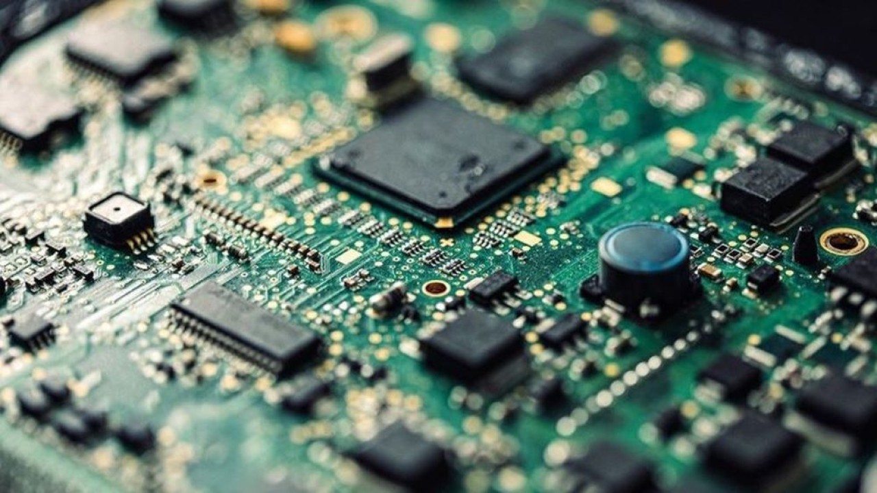 China mengalami penurunan impor chip semikonduktor yang signifikan dari Amerika Serikat (AS) sebesar 14,6 persen selama sembilan bulan pertama 2023. (europe.autonews.com)