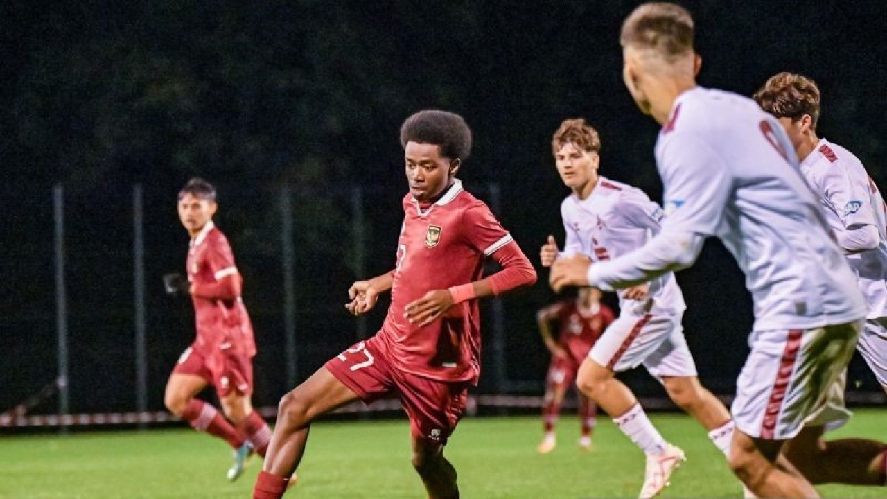 Chow-Yun Damanik ketika tampil membela timnas Indonesia U-17 saat dikalahkan FC Koln U-17 dengan skor 2-3 di RheinEnergie Sportpark, Koln, Jerman, Jumat (20/10/2023). (ANTARA/HO/PSSI)
