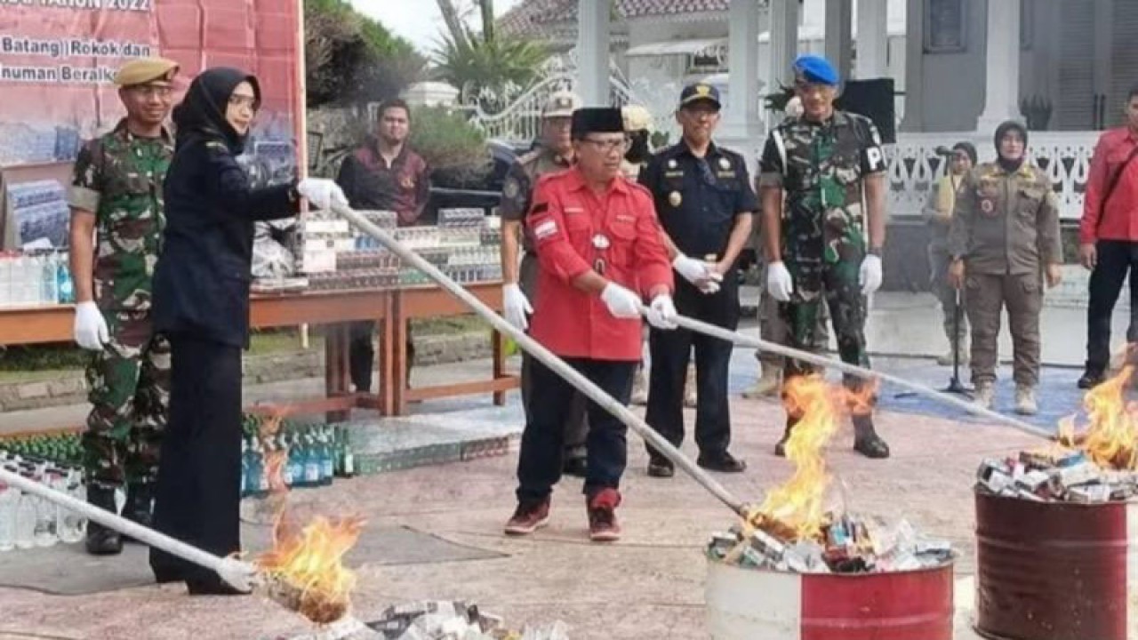 Bupati Kabupaten Cianjur, Jawa Barat, Herman Suherman, bersama Kepala Bea Cukai Bogor, memusnahkan jutaan batang rokok ilegal yang disita dari sejumlah pedagang di Cianjur. (ANTARA/Ahmad Fikri).