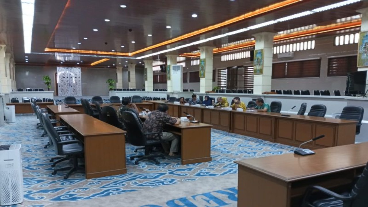 Rapat kerja Komisi III DPRD Kota Cirebon bersama Dinsos membahas pembentukan puskesos di Kota Cirebon, Jawa Barat. (ANTARA/HO-Humas DPRD Kota Cirebon)