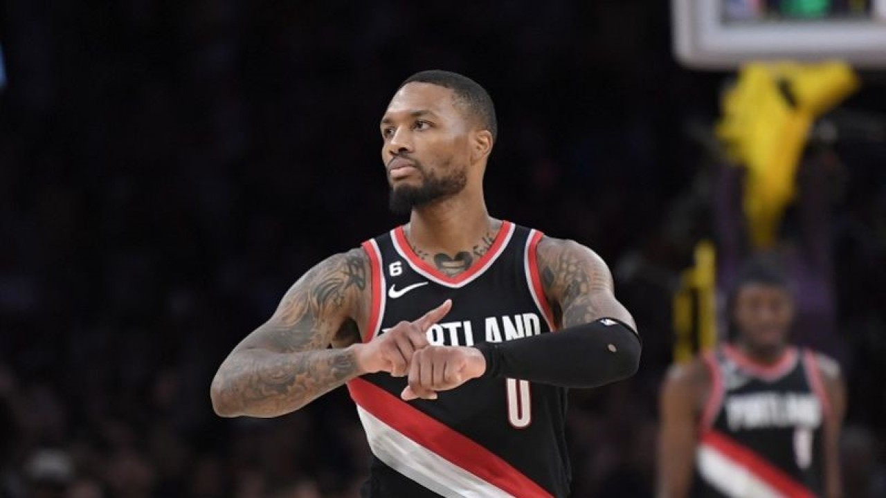 Arsip - Bintang Portland Trail Blazers Damian Lillard berselebrasi seusai melesakkan tripoin melawan Los Angeles Lakers dalam lanjutan NBA di Crypto.com Arena, California, Amerika Serikat, Minggu (23/10/2022) waktu setempat. (ANTARA/AFP/GETTY IMAGES/Kevork Djansezian)