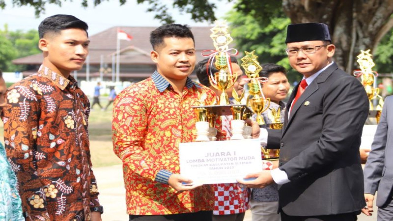 Wakil Bupati Sleman Danang Maharsa menyerahkan penghargaan kepada pemuda berprestasi pada upacara peringatan Hari Sumpah Pemuda ke-95 di Lapangan Pemda Sleman, Senin (30/10/2023). ANTARA/HO-Bagian Prokopim Setda Sleman