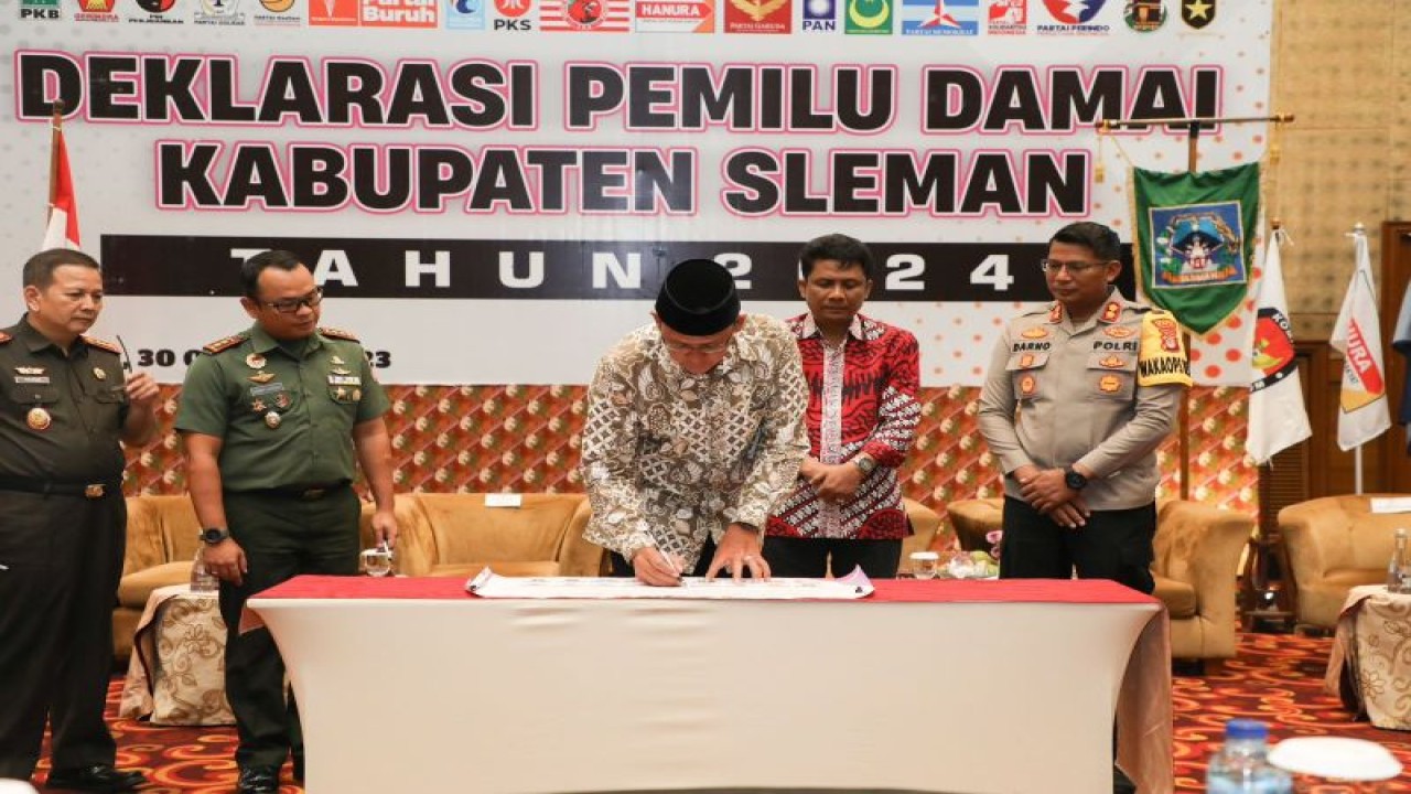 Wakil Bupati Sleman Danang Maharsa melakukan penandatanganan deklarasi Pemilu Damai dilanjutkan kpu, bawaslu, dan perwakilan partai politik yang ada di Sleman, Senin (30/10/2023). ANTARA/HO-Bagian Prokopim Setda Sleman