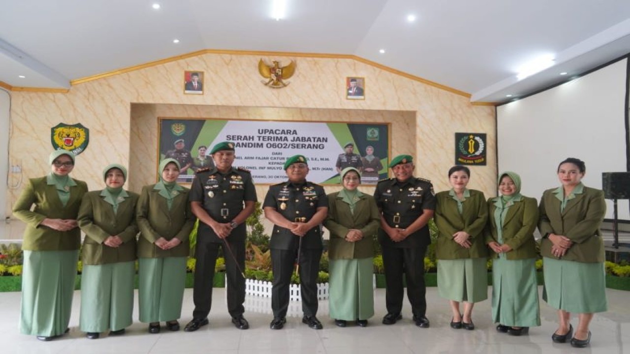 Komandan Korem 064 Maulana Yusuf Brigjen TNI Tatang Subarna memimpin langsung upacara serah terima jabatan Komandan Kodim 0602 Serang dari pejabat lama Kolonel Arm. Fajar Catur Prasetyo kepada Letkol Inf. Mulyo Junaidi.  (ANTARA/HO-Kodim Serang)