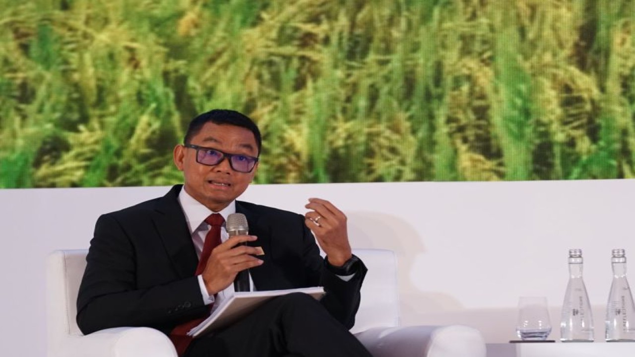 Direktur Utama PLN Darmawan Prasodjo saat menjadi panelis dalam acara HSBC Summit 2023 di Jakarta, Rabu (11/10). Darmawan memaparkan berbagai strategi yang telah dan akan dilakukan PLN dalam mengurangi emisi gas rumah kaca di sektor kelistrikan. ANTARA/HO-PLN
