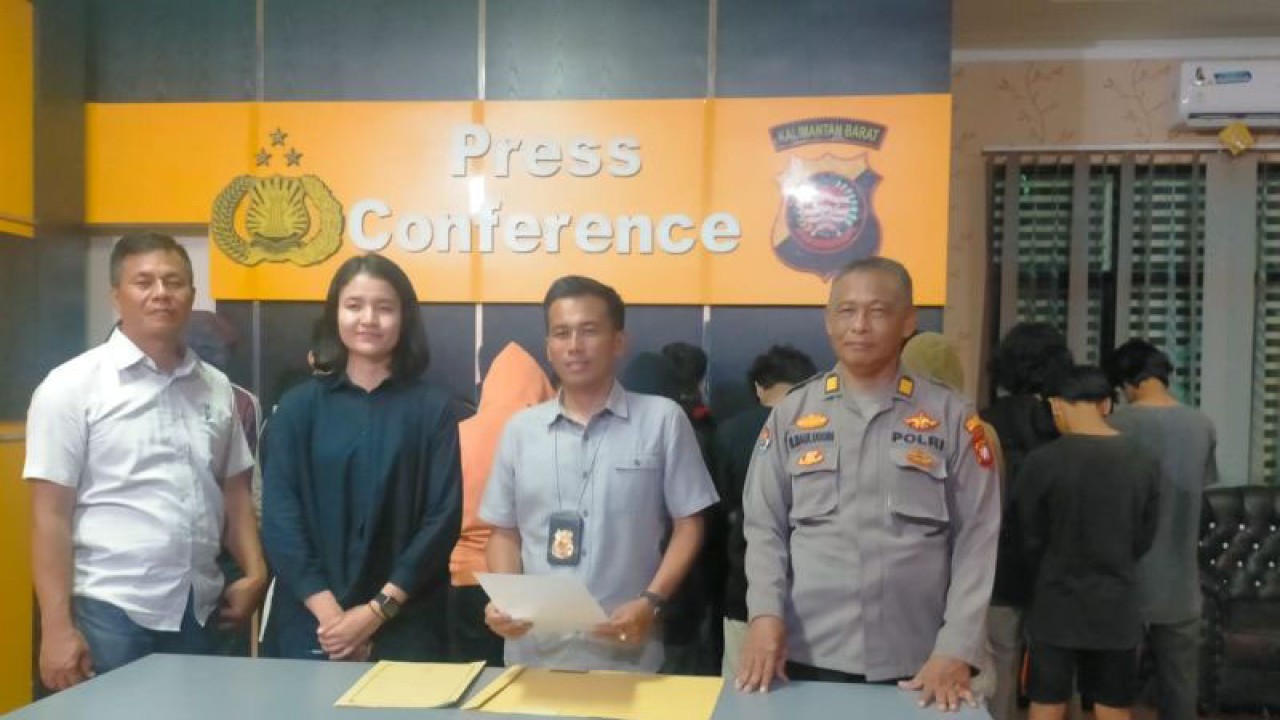 Kasat Reskrim Polres Singkawang IPTU Deddi Sitepu menggelar konfrensi pers pengamanan belasan remaja yang akan melakukan aksi tawuran (ANTARA/Rudi)