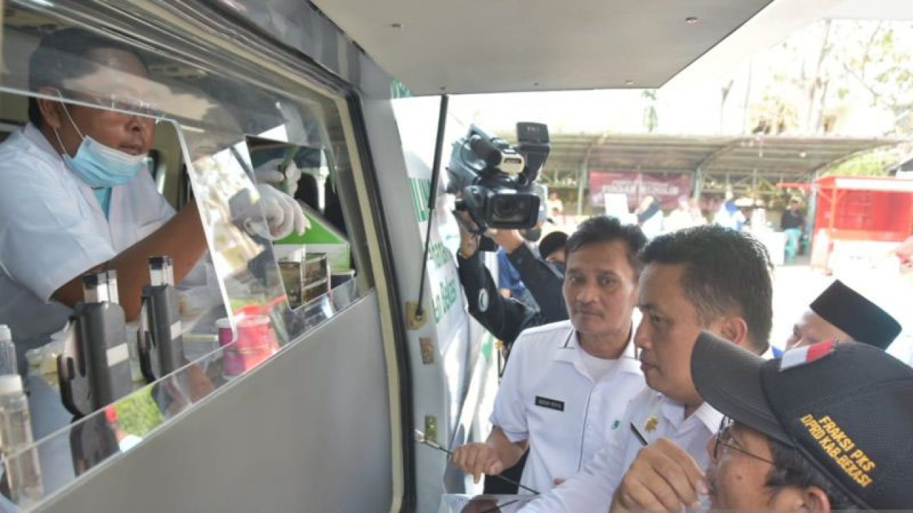Sekretaris Daerah Kabupaten Bekasi Dedy Supriyadi mengecek kelengkapan mobil kendaraan pangan. (ANTARA/Pradita Kurniawan Syah).