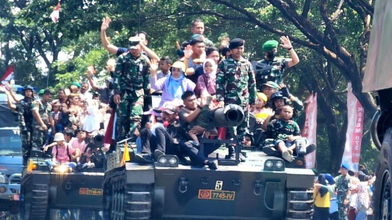 Masyarakat naik ke atas kendaraan tempur milik Kodam IV/ Diponegoro saat peringatan HUT Ke-78 TNI di Semarang, Kamis. (ANTARA/I.C. Senjaya)
