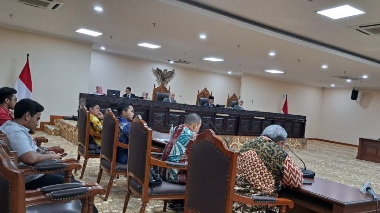 Suasana jalannya persidangan pelanggaran kode etik hakim konstitusi di Gedung MK II, Jakarta, Selasa (31/10/2023). (ANTARA/Rivan Awal Lingga)