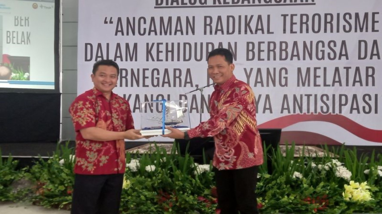 Dirut PT Timah Tbk Ahmad Dani Virsal (kiri) memberikan cindramata kerajinan pewter kepada Kasatgaswil Densus 88 Kepulauan Babel AKBP Maslikan saat membuka dialog kebangsaan di Pangkalpinang, Senin (2/10/2023) (ANTARA/HO-Aprionis)
