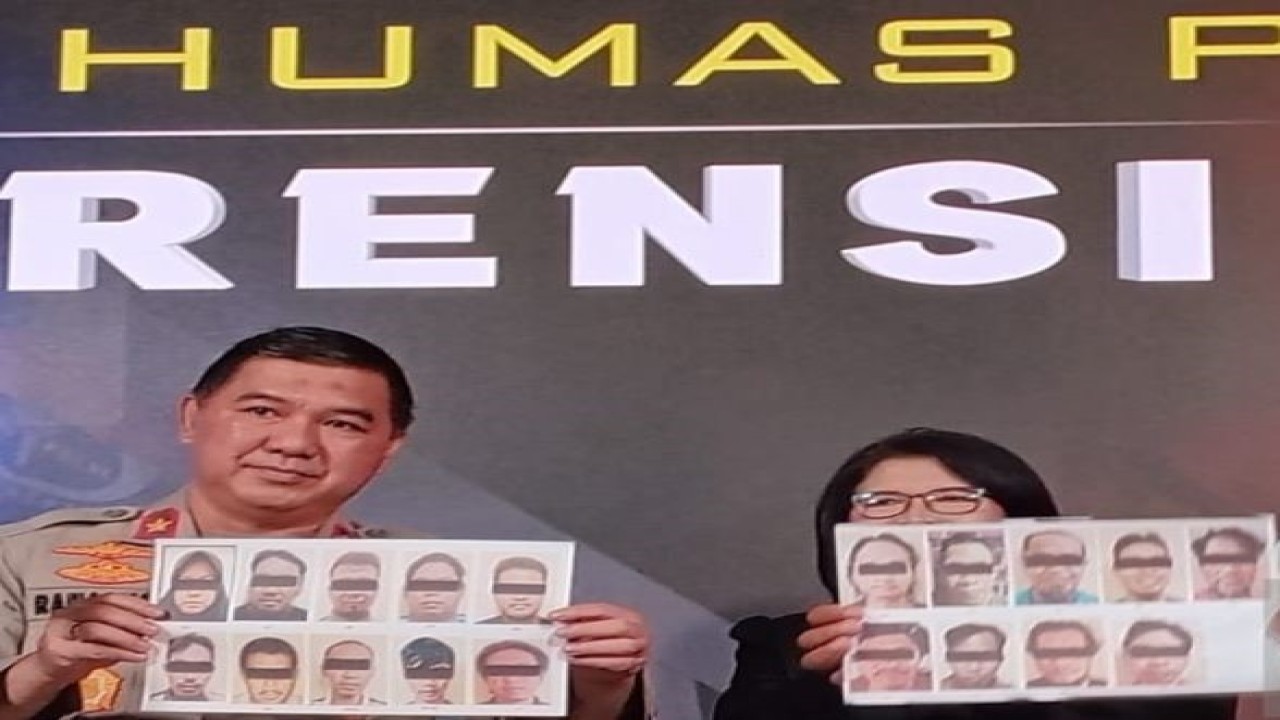 (ki-ka) Kepala Biro Penerangan Masyarakat (Karopenmas) DivHumas Polri Brigjen Pol. Ahmad Ramadhan didampingi juru bicara Densus 88 Antiteror Polri Aswin Seregar memperlihatkan foto-foto tersangka terorisme yang ditangkap sepanjang Oktober 2023 di Mabes Polri, Jakarta, Selasa (31/10/2023). ANTARA/Laily Rahmawaty.
