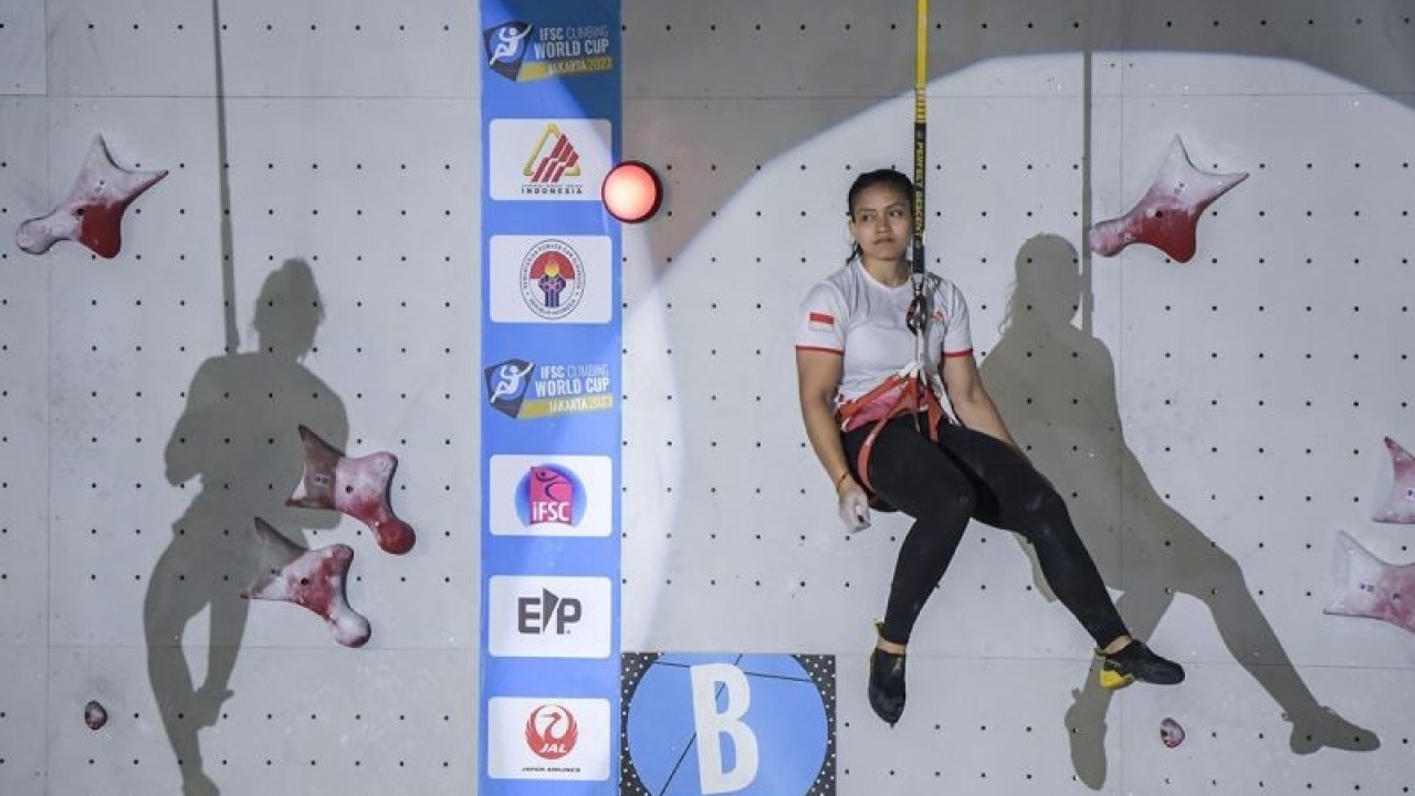 Arsip foto - Atlet panjat tebing Indonesia Desak Made Rita Kusuma Dewi saat pertandingan final nomor speed putri Piala Dunia Panjat Tebing 2023 IFSC Seri Jakarta di kawasan Gelora Bung Karno, Jakarta, Minggu (7/5/2023). ANTARA FOTO/Galih Pradipta/YU/pri. (ANTARA FOTO/GALIH PRADIPTA)