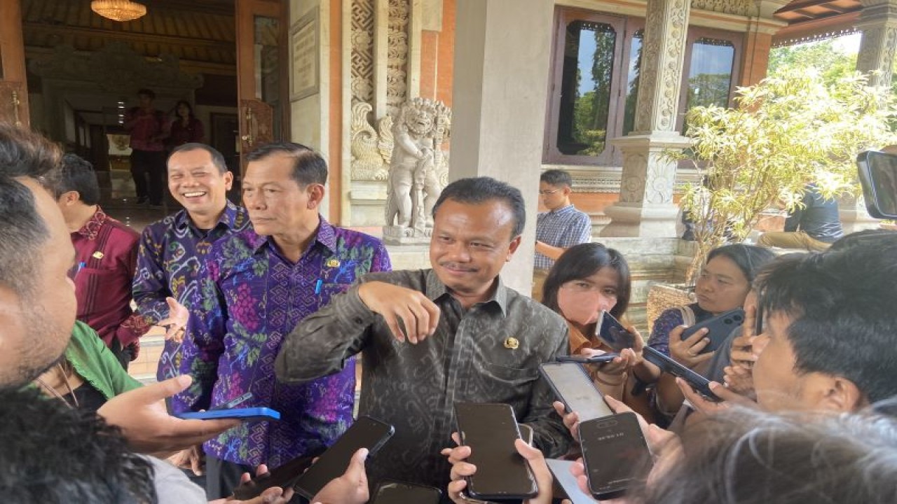 Dokumentasi - Sekda Bali Dewa Made Indra saat diwawancara mengenai kebakaran TPA Suwung di tengah kemarau cuaca ekstrem, di Denpasar. ANTARA/Ni Putu Putri Muliantari.