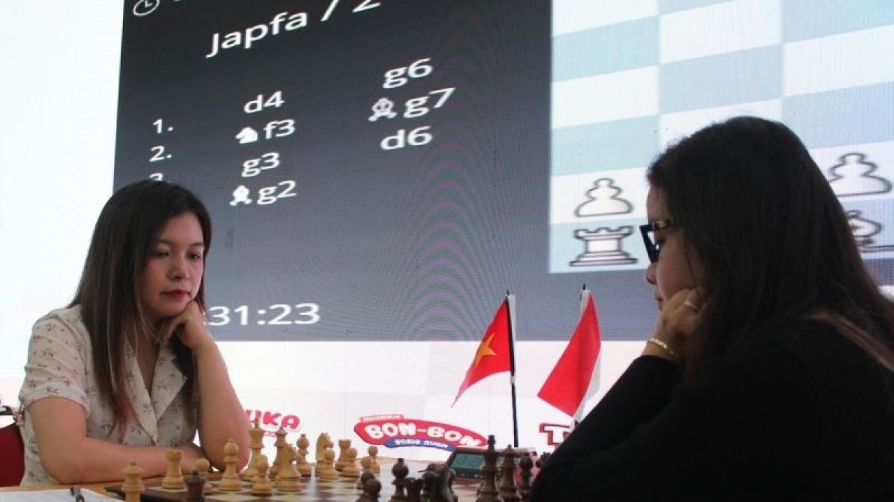 Woman Grandmaster (WGM) Nguyen Thi Mai Hung dari Vietnam (kiri) bertanding melawan WGM Dewi AA. Citra dari Indonesia (kanan) dalam partai ekshibisi pembukaan JAPFA Chess Festival di Gedung Serbaguna Senayan, Jakarta, Rabu (18/10/2023). Kejuaraan catur tingkat nasional yang berlangsung pada 18-22 Oktober 2023 itu diikuti oleh 472 peserta dari 25 provinsi di Indonesia. ANTARA FOTO/Agatha Olivia Victoria/tom.