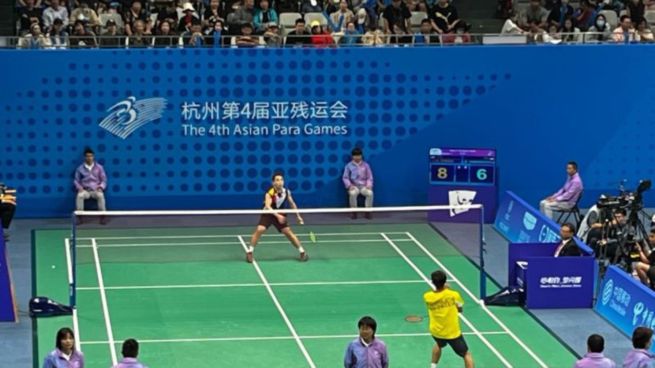 Pebulu tangkis Indoensia Dheva Anrimusthi saat berlaga di partai final tunggal putra SU5 yang digelar di Binjiang Stadium, China, Jumat (27/10/2023). (ANTARA/Arnidhya Nur Zhafira)
