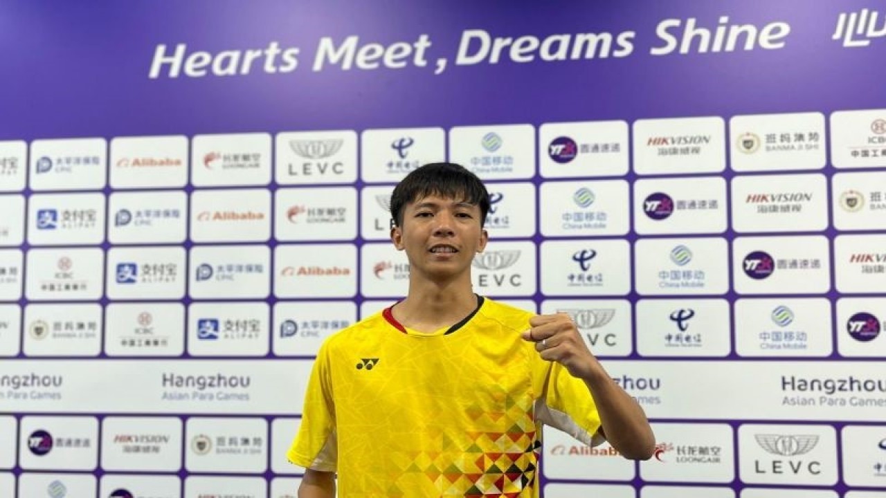 Atlet Para bulu tangkis Indonesia Dheva Anrimusthi berpose usai melakukan sesi wawancara singkat dengan wartawan di Binjiang Gymnasium, China, Jumat (27/10/2023). (ANTARA/Arnidhya Nur Zhafira)