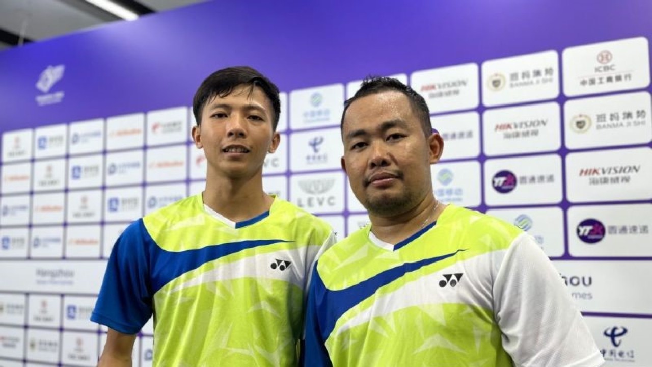 Pasangan ganda putra SU5 Indonesia Dheva Anrimusthi/Hafizh Briliansyah berfoto usai melakukan sesi wawancara singkat dengan pewarta di Binjiang Gymnasium, China, Jumat (27/10/2023). (ANTARA/Arnidhya Nur Zhafira)