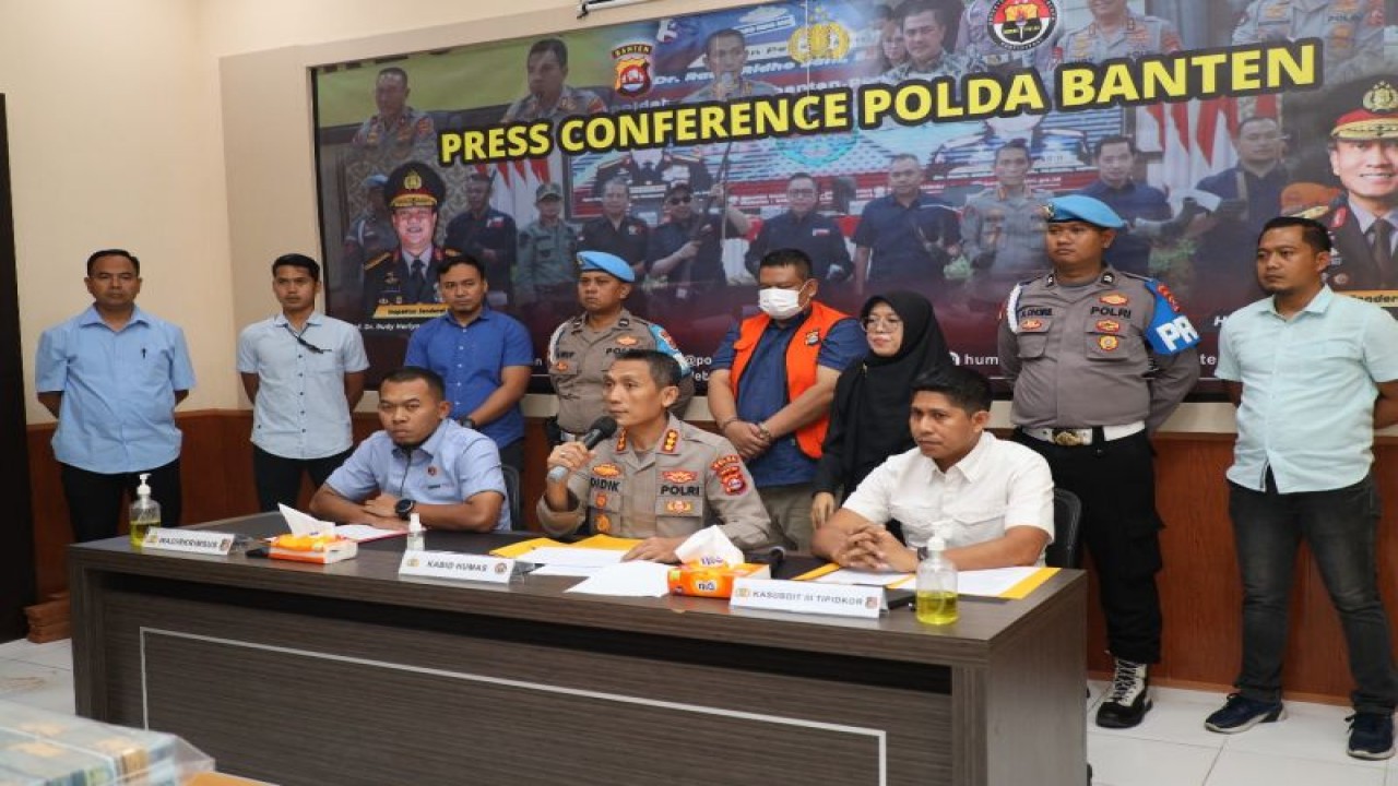 Kabidhumas Polda Banten Kombes Pol. Didik Hariyanto (tengah) saat ungkap kasus korupsi di Mapolda Banten, Serang, Selasa (3/10/2023). ANTARA/HO-Polda Banten