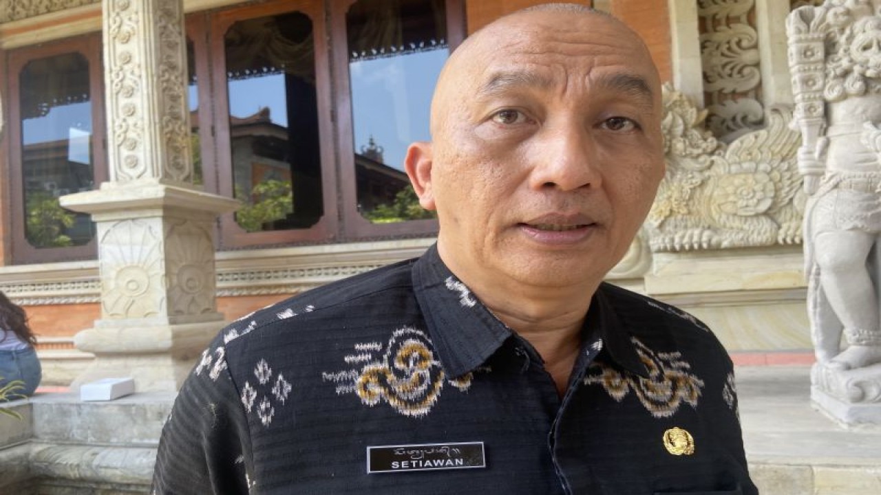 Kepala Disnaker ESDM Bali Ida Bagus Setiawan saat diwawancara soal pembagian alat memasak listrik (AML) gratis di Denpasar, Rabu (25/10/2023). ANTARA/Ni Putu Putri Muliantari