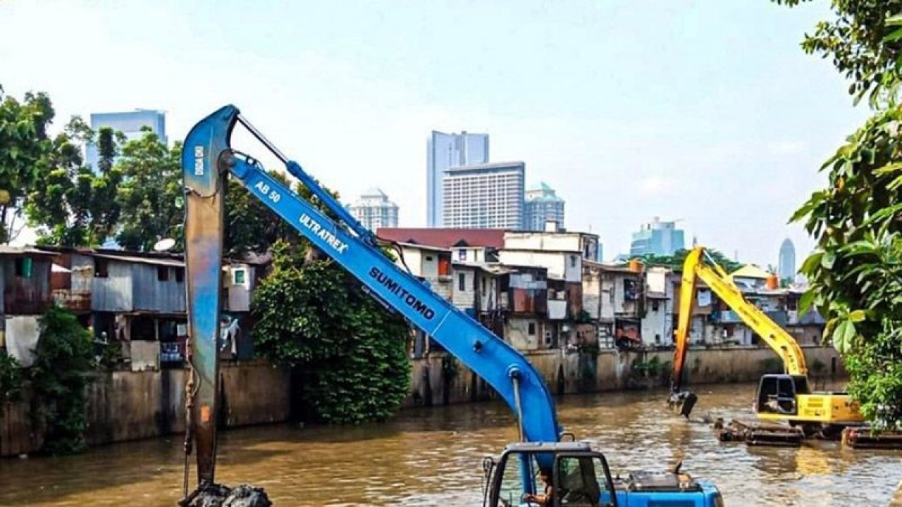 Tangkapan layar - Dinas Sumber Daya Air (SDA) DKI Jakarta mengeruk lumpur di Kali Krukut, Jakarta, Rabu (20/4/2022). ANTARA/Dewa Ketut Sudiarta Wiguna/am.