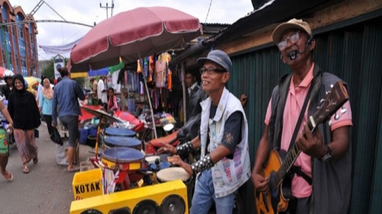 Arsip Foto - Pengamen membawakan musik dangdut jalanan di pinggir Pasar 26 Ilir, Kota Palembang, Provinsi Sumatera Selatan. (ANTARA/Feny Selly)