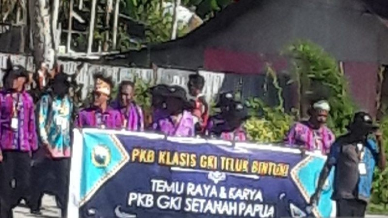 Peserta temu raya Persekutuan Kaum Bapak GKI Sinode di Tanah Papua sedang mengikuti parade pembukaan di Biak, Minggu (22/10/2023).ANTARA/Muhsidin