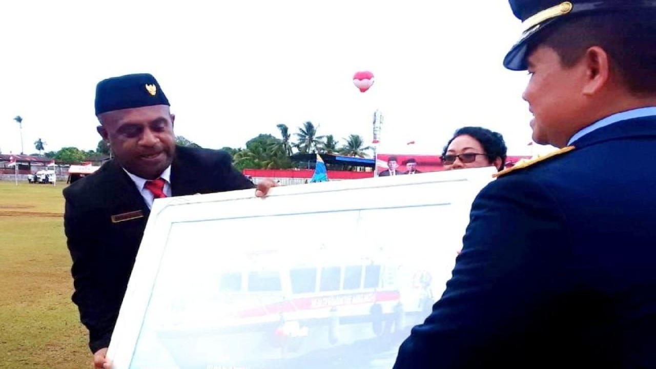 Kadis Kesehatan Biak Daud Nathaniel Duwiri M.Kes saat menerima bantuan ambulans laut dari Dirjen P2P Kemenkes untuk menunjang pelayanan kesehatan Sail Teluk Cenderawasih 2023.ANTARA/Muhsidin