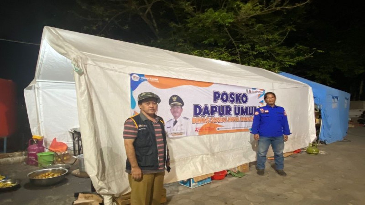 Dinas Sosial Kota Tangerang mendirikan dapur umum dan posko bencana yang membuat makanan untuk kebutuhan personil pemadam yang menangani kebakaran di TPA Rawakucing serta makanan untuk warga yang dievakuasi ke tiga lokasi oleh Pemkot karena dampak asap pekat. ANTARA/HO-Pemkot