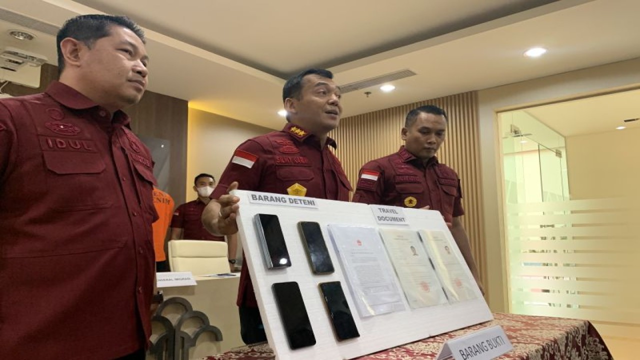 Direktur Jendral Imigrasi Kemenkumham Silmy Karim (tengah). (ANTARA/ Mario Sofia Nasution)