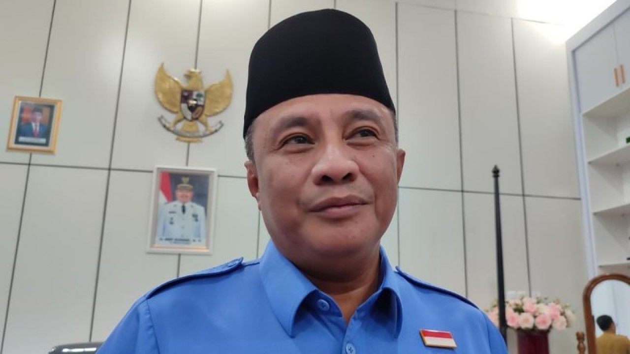 Direktur Perumda atau PDAM Tirta Hidayah Samsu Bahari. ANTARA/Anggi Mayasari.