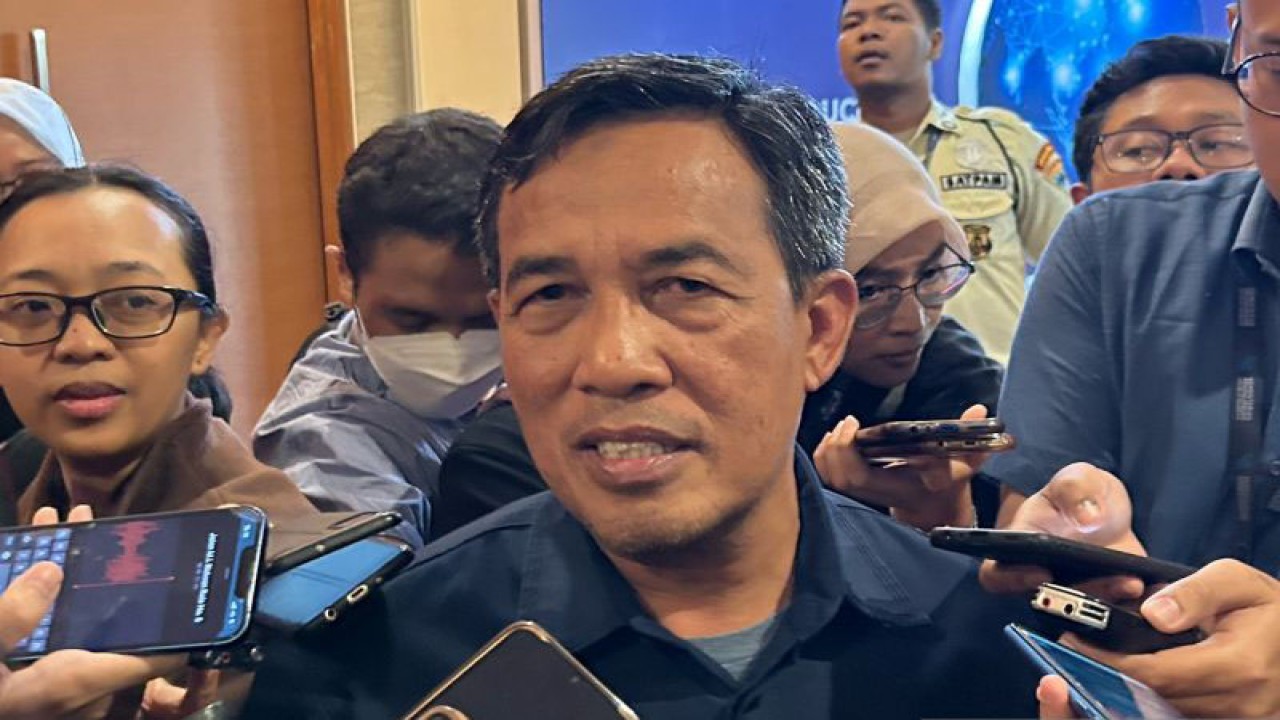 Direktur Jenderal (Dirjen) Perdagangan Dalam Negeri Kementerian Perdagangan (Kemendag) Isy Karim usai menghadiri konferensi pers Peraturan Menteri Perdagangan Nomor 31 Tahun 2023 di Jakarta, Rabu (27/9/2023). (ANTARA/Maria Cicilia Galuh)