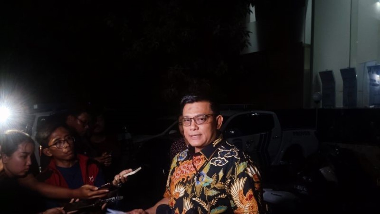 Dirreskrimsus Polda Metro Jaya Kombes Pol Ade Safri Simanjuntak saat menjawab pers, di Jakarta, Jumat (13/10/2023). ANTARA/Ilham Kausar