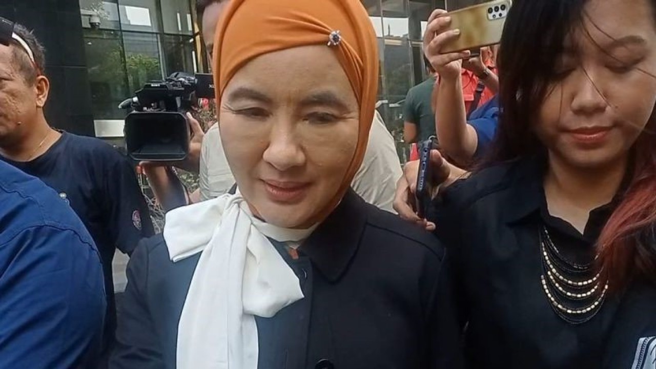 Direktur Utama PT Pertamina (Persero) Nicke Widyawati meninggalkan Gedung Merah Putih KPK usai diperiksa sebagai saksi kasus dugaan korupsi pengadaan gas alam cair atau "liquefied natural gas" (LNG) di PT Pertamina Tahun 2011-2021, Kamis (26/10/2023). ANTARA/Fianda Sjofjan Rassat