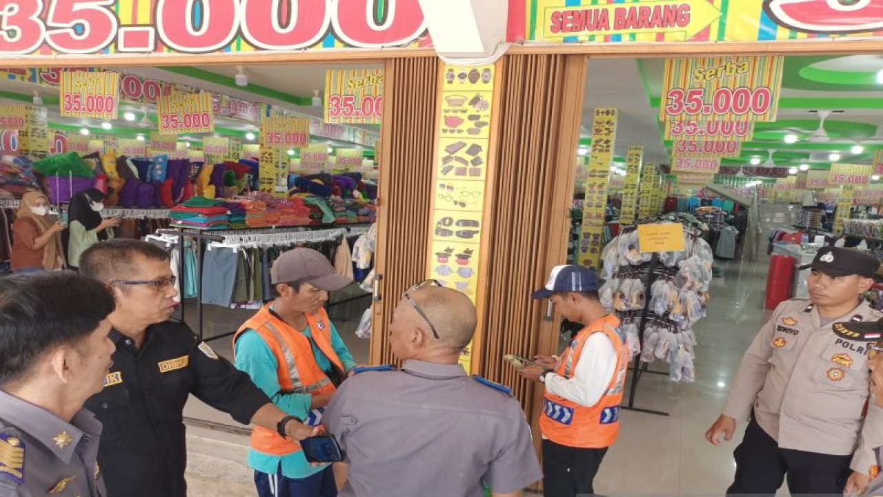 Petugas Dishub menertibkan juru parkir liar di Kota Jambi, Rabu (11/10/2023). (ANTARA/Tuyani)