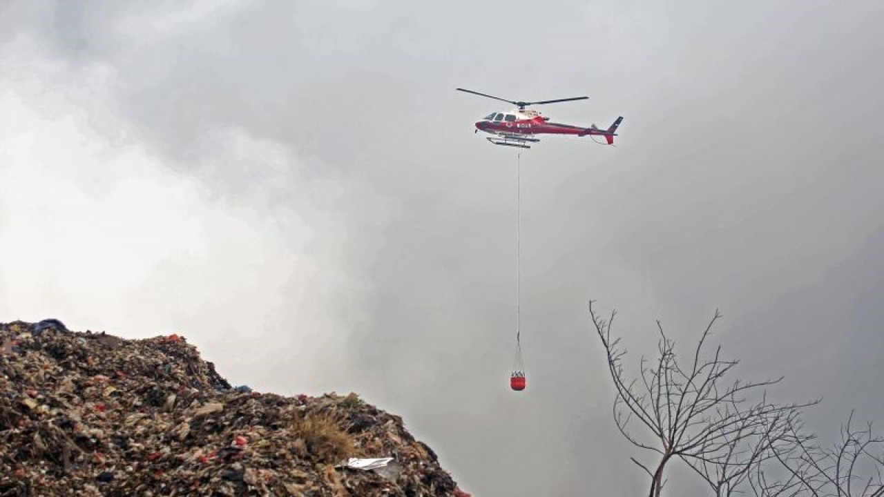 Ilustrasi: Helikopter milik Badan Nasional Penanggulangan Bencana (BNPB) melakukan pemadaman dengan cara Water Bombing di lokasi kebakaran Tempat Pembuangan Akhir (TPA) Rawa Kucing, Tangerang, Banten, Selasa (24/10/2023). . ANTARA FOTO/Muhammad Iqbal (ANTARA FOTO/MUHAMMAD IQBAL)