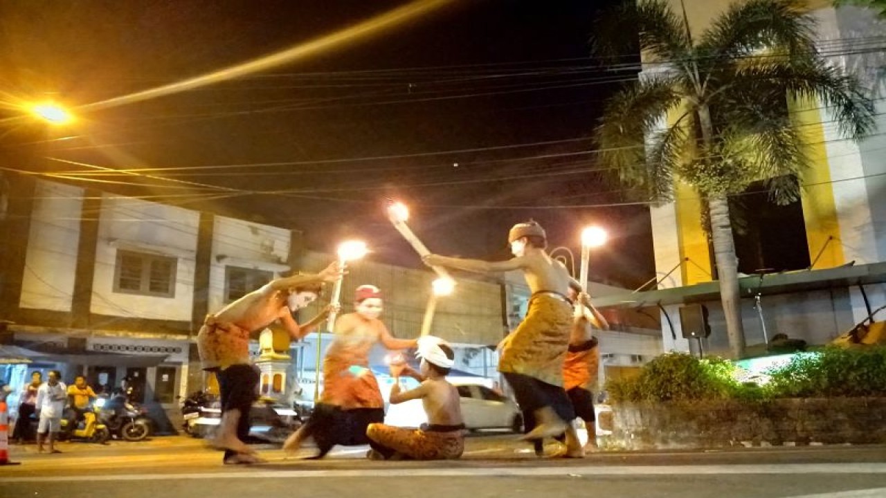 Salah satu kegiatan di ruang kreatif Kota Tua Ampenan Kota Mataram, Provinsi Nusa Tenggara Barat, menampilkan berbagai atraksi kesenian dan budaya yang digelar pada Sabtu malam (30/9/2023). ANTARA/HO-Dokumen Pribadi