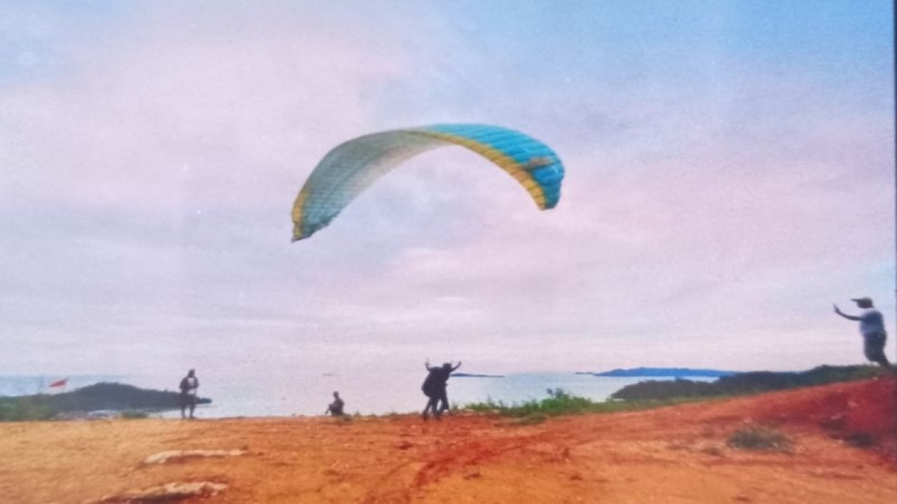 Tim Federasi Aero Sport Indonesia (FASI) Indonesia saat mengadakan latihan paralayang di Puncak Marando Air Bangis Kecamatan Sungai Beremas Pasaman Barat. Antara/HO-Dispar Pasaman Barat.