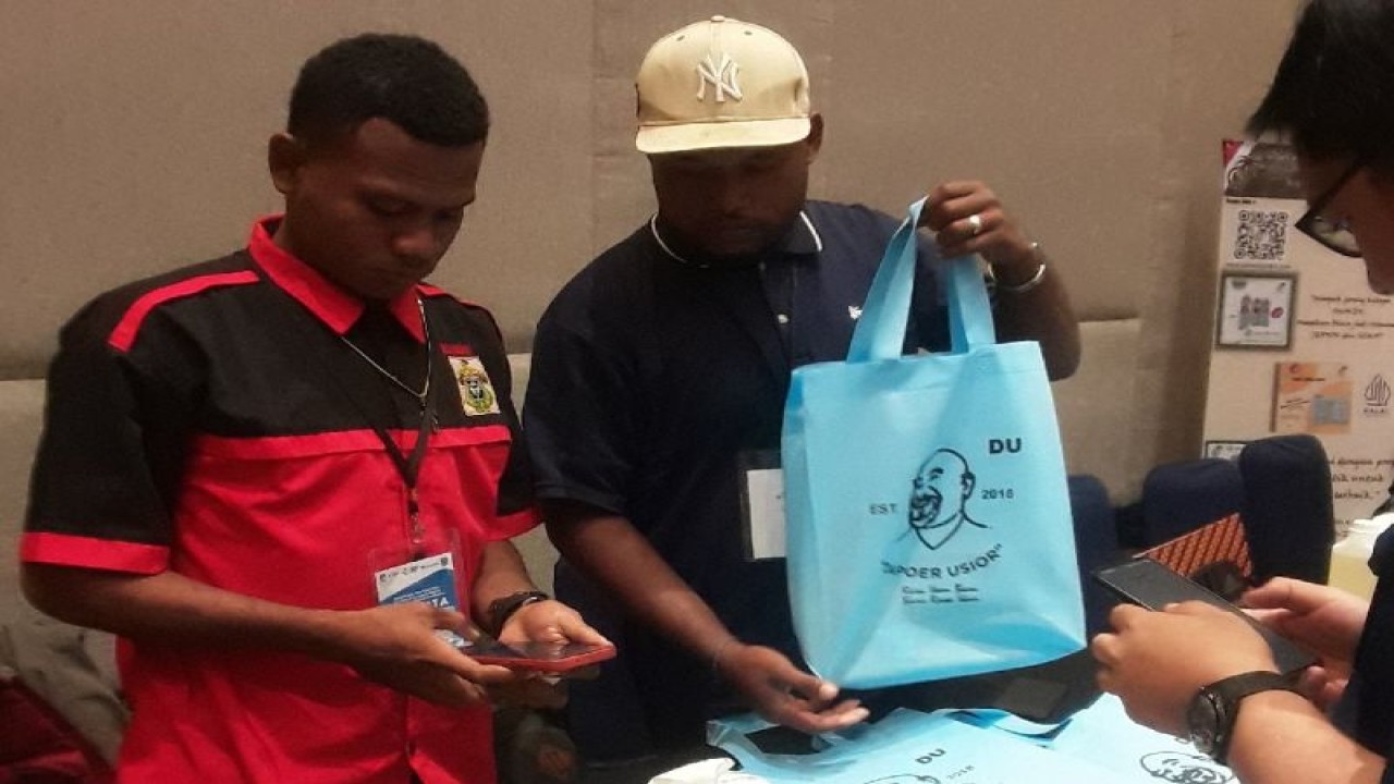 Pelaku UMKM Orang Asli Papua (OAP) sedang menjual produk ikan asap julung dalam kemasan pada sosialisasi layanan keuangan digital di Biak, Rabu (4/10/2023). ANTARA/Muhsidin