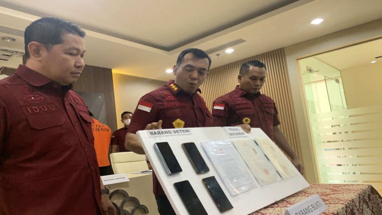 Direktur Jenderal Imigrasi Kementerian Hukum dan HAM​​​​​​​, Silmy Karim (tengah), bersama dua stafnya memberi keterangan penangkapan dua warga negara China yang menjadi buronan pemerintah China, di Jakarta, Rabu (4/10). ANTARA/Mario S Nasution