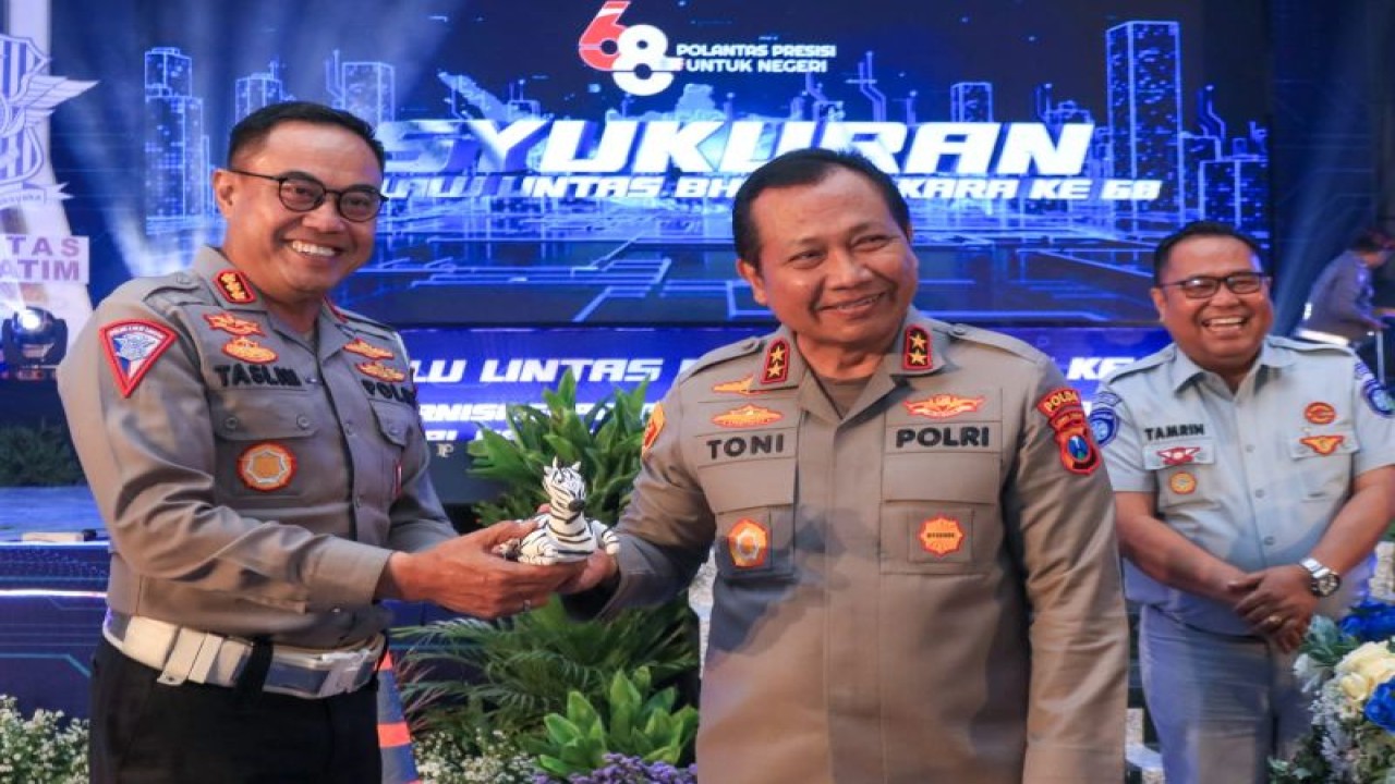 Dirlantas Polda Jatim Kombes Pol. Muhammad Taslim Chairuddin bersama Kapolda Jatim Irjen Pol. Toni Harmanto usai peluncuran aplikasi "ILMU Semeru". ANTARA/HO-Bidhumas Polda Jatim