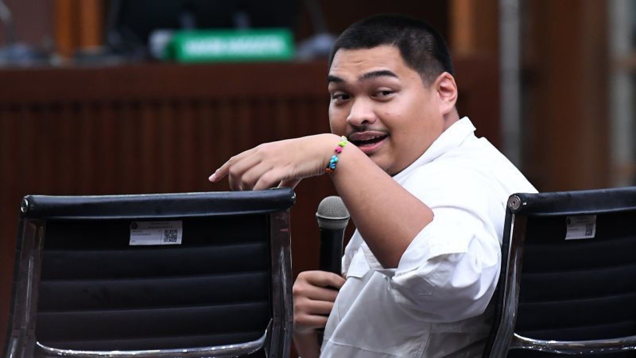 Menteri Pemuda dan Olahraga Dito Ariotedjo menjadi saksi dalam sidang lanjutan kasus dugaan korupsi BTS 4G di Pengadilan Tipikor, Jakarta Pusat, Rabu (11/10/2023). Dito Ariotedjo dihadirkan sebagai saksi untuk dikonfirmasi dalam persidangan kasus dengan terdakwa Jhonny G Plate, Yohan Suryono dan Anang Achmad Latif. ANTARA FOTO/Sigid Kurniawan/foc.