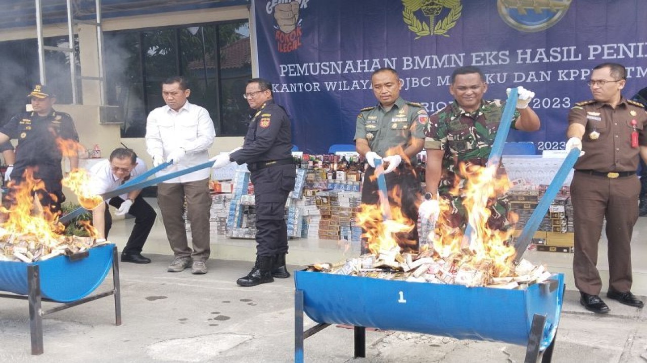 Kantor Wilayah Direktorat Jenderal Bea dan Cukai (DJBC) Maluku memusnahkan ribuan rokok dan minuman beralkohol ilegal hasil penindakan, di halaman kanto Balai Cukai Ambon, Rabu (25/10). ANTARA/ Penina F Mayaut.