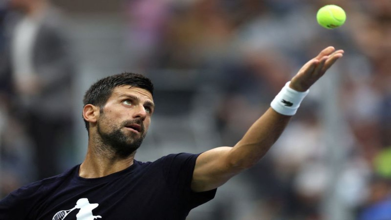 Petenis Serbia Novak Djokovic berlatih menjelang US Open 2023 di Flushing Meadows, New York, Amerika Serikat, Jumat (25/8/2023). (ANTARA/REUTERS/Mike Segar)