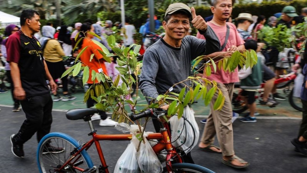 Pemerintah Provinsi DKI Jakarta mengarahkan seluruh kelurahan dan Rukun Warga (RW) di Jakarta membentuk Kampung Iklim demi meminimalkan dampak negatif dari perubahan iklim.