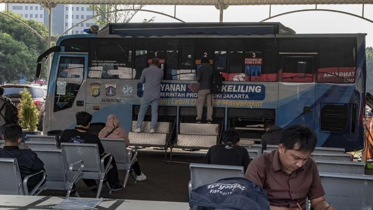 Arsip Foto - Pemilik kendaraan melakukan pembayaran pajak kendaraan bermotor di Pelayanan Samsat Keliling, Polda Metro Jaya, Jakarta, Senin (26/6/2023). ANTARA FOTO/Muhammad Adimaja/hp/aa.