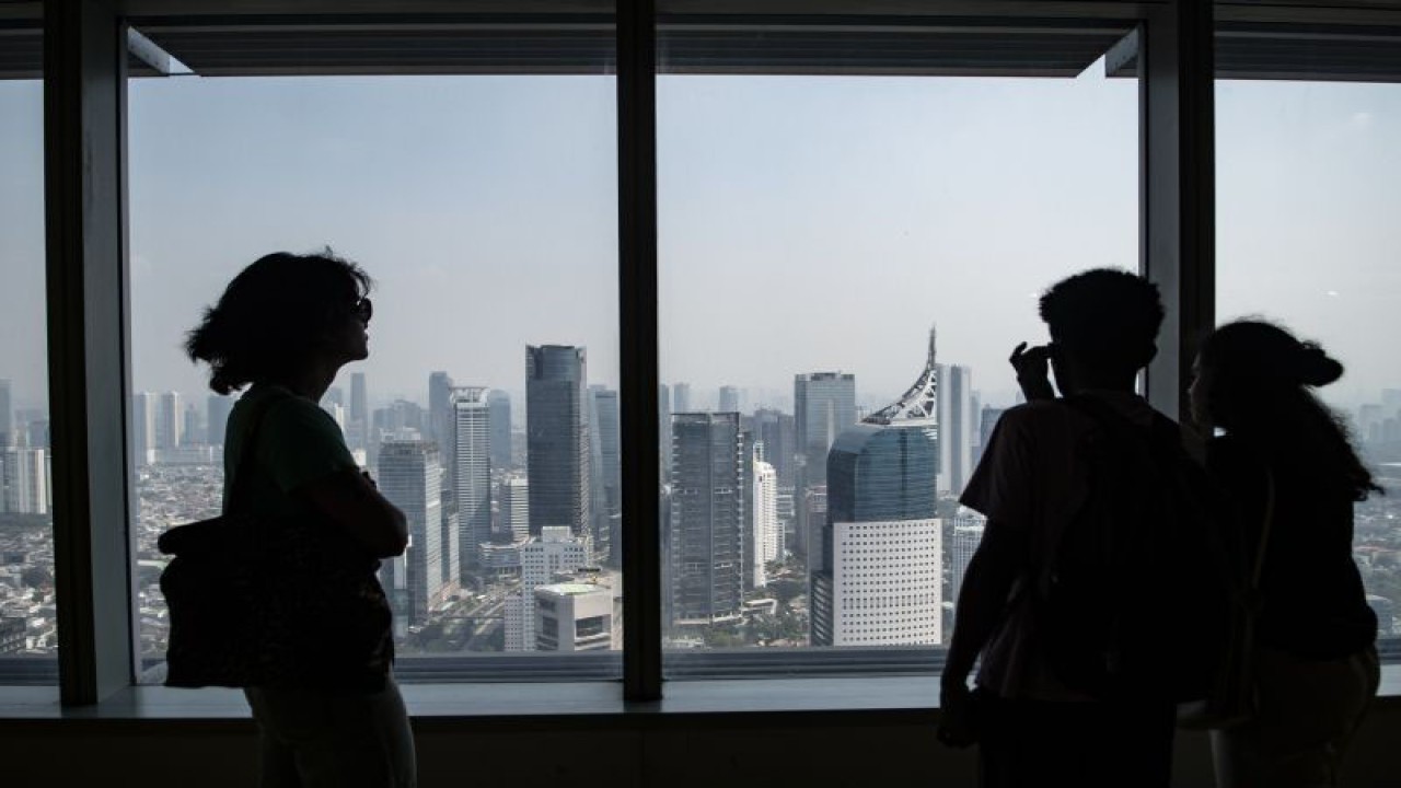 Warga mengamati pemandangan gedung bertingkat di Jakarta, Senin (25/9/2023). BPS mencatat pada kuartal II-2023 ekonomi Indonesia tumbuh 5,17 persen, dimana pertumbuhan tersebut adalah yang tertinggi sejak kuartal III-2022. ANTARA FOTO/Muhammad Adimaja/aww. (ANTARA FOTO/MUHAMMAD ADIMAJA)